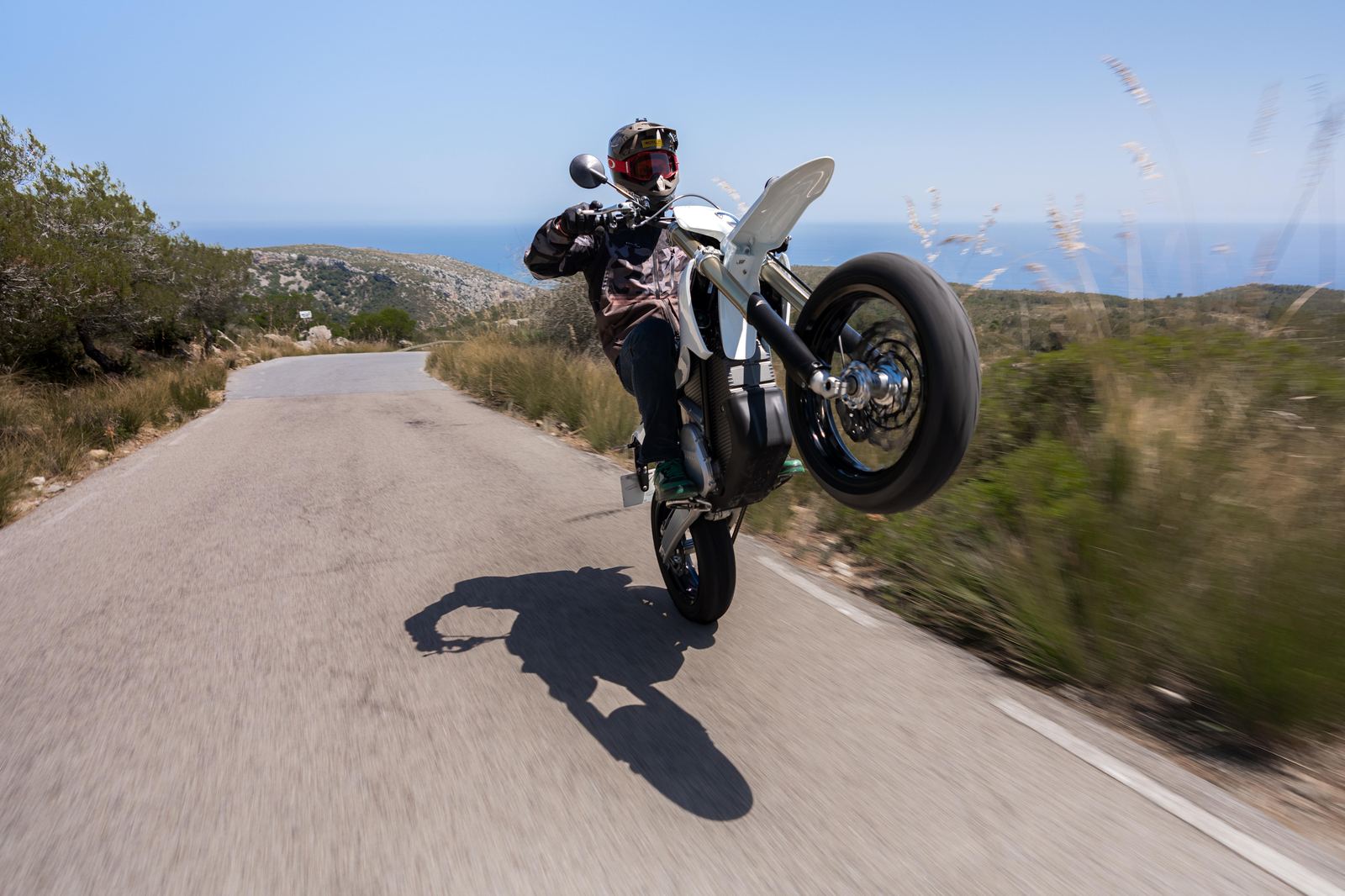 Wheelie in strada
